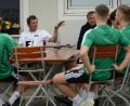 Bild: Andreas Brückmann
Bei einer lockeren Runde auf der Terrasse des Sportheims stimmte der Ammerthaler Trainer Michael Hutzler (weißes Shirt) seine Spieler auf die am Freitag beginnende Saison in der Bayernliga Nord ein.