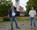 Bild: jr
Die Jugendbeauftragten Martin Teubner und Tanja Wettinger stellten das gemeindliche Ferienprogramm vor.