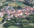 Luftbild: akp
Blick aus der Luft auf den Ortskern von Schwarzhofen. Am Schwarzachtal-Kindergarten (links unten ) und an der Dr.-von-Ringseis-Grundschule (links oben) finden momentan Umbauarbeiten statt.
