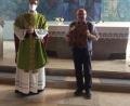 Bild: adj
Seit 35 Jahren begleitetet Karl Riedl mit der Orgel die katholischen Gottesdienste musikalisch. Dafür dankte ihm Pfarrer Thomas Kopp