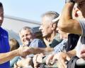 Archivbild: Ziegler
Händeschütteln wird in Corona-Zeiten nicht angesagt sein, aber Martin Kratzer (links) dürfte etliche Bekannte auf dem Fußballplatz in Raigering begrüßen, wenn er mit der SV Grafenwöhr an seine alte Wirkungsstätte im Pandurenpark zurückkehrt.