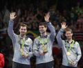 Bild: How Hwee Young/dpa
Timo Boll, Dimitrij Ovtcharov und Bastian Steger (von links), die Bronzemedaillengewinner im Tischtennis, winken 2016 ins Publikum. Die diesjährigen Medaillengewinner können sich das sparen. Es ist kein Publikum da.