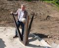 Bild: gac
Bürgermeister Michael Göth testet das Gewicht der Original-Kanonenkugel aus dem Landshuter Erbfolgekrieg, die bei einem Drachensegment aufgehängt ist.