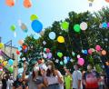 Bild: Kunz
Und hoch damit. Luftballonaktion an der Wirtschaftsschule im Bannkreis der Coronapandemie.