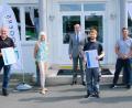 Bild: do
Deutschlands bester Azubi im Bereich der kunststoffverarbeitenden Industrie ist Frank Nickl (Vierter von links). Mit dem jungen Mitarbeiter von Rogers freuen sich Ausbildungsleiter Johannes Beierl und Prokuristin Anette Enders (von links) sowie Bürgermeister Marcus Gradl (Zweiter von rechts). Den Günter-Schwank-Preis überreichen die pro-K-Manager Ralf Olsen (Dritter von links) und Klaus Uwe Reiß (rechts).