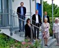 Bild: wbe
Zum Schuljahresende löst (vorne, von links) Konrektorin Claudia Hammer in der Pestalozzischule ihre Chefin Gunda Köstler ab, die in den Ruhestand geht. Hinten von links Elternbeiratsvorsitzender Marcel Papp, Bürgermeister Michael Göth, Schulamtsdirektor Stephan Tischer und Gabriele Wagemann von der Stadtverwaltung.