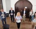 Bild: mfh
Bei der Übergabe der Bälle (von links): Bürgermeister Michael Göth, Landrat Richard Reisinger, Regionalmanagerin Nicole Graf, Schulleiter der Krötensee-Mittelschule Peter Danninger, die Rektorin der Jahnschule, Andrea Dechant, Regionalmanagerin Katharina Schenk und Verwaltungsfachwirtin Gabriele Wagemann.