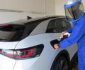 Bild: bz
Martin Härtl ist einer der sogenannten “Hochvolt-Techniker”, die erst nach umfassender Ausbildung Hand an Elektroautos legen dürfen. Schutzanzug und abgesicherter Arbeitsplatz sind ein Muss.