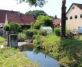 Bild: ds
Das Gewässerentwicklungskonzept beleuchtet auch die Ableitung von Bachwasser zum Mühl- und Kraftwerksbetrieb, wie es hier am Etzelbach geschieht. Die ehemalige Getreidemühle der Familie Vogel in Lehendorf ist inzwischen zur Stromerzeugung umgerüstet..