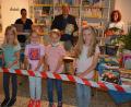 Bild: jr
Eröffnet wurde jetzt der Sommerferien-Leseclub der Stadtbücherei Mitterteich. Vier Kinder durchschnitten das Eröffnungsband. Mit dabei im Hintergrund, (von links) Pia Heinrich. Bürgermeister Stefan Grillmeier und Stadtbücherei-Leiterin Viola Rieß. Noch bis zum 7. September läuft diese Aktion.