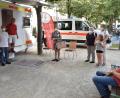 Bild: hcz
Dr. Matthias Loew (im Eingang des Impfcontainers) und die Rotkreuzhelfer freuten sich große Interesse am Freitag.