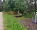 Bild: dhi
Vorbei am Kneipp-Kräutergarten (eingezäunt im Hintergrund) und den Senioren-Sportgeräten führt die kurze Schleife des neuen Kneipp-Wanderwegs.