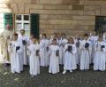 Bild: rpp
13 Kinder empfingen zum ersten Mal den Leib Christi: (hinten von links) Pfarrer Alfons Kaufmann, Lucian Poisel, Finn Vollath, Nele Bruchner, Lara Ponnath, Emily Busch, Magdalena Hecht, Leon Geißler, Pfarrer Heribert Stretz, (vorne von links) Louis Mauritius, Emil Pschierer, Lilly Haas, Anton Kopp, Felix Ackermann und Anna Kaufmann.