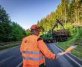 Bild: Martin Hertel/exb
Robert Sieber, Forstwirt bei den Bayerischen Staatsforsten, sichert eine Holzrückemaschine auf der Staatsstraße zwischen Weidenberg und Warmensteinach, die dort verkehrsgefährdende Bäume abtransportiert.