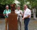 Bild: weu
Stellvertretender Landrat Jakob Scharf (Mitte) und Bürgermeister Martin Prey (rechts) enthüllten gemeinsam mit dem Künstler Heiko Herrmann die Skulptur "Trag mich ein Stück". Diese hat der Kunstverein der Gemeinde als Geschenk gemacht. Es soll ein Symbol für gelebte Dorfgemeinschaft sein.