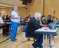Bild: Bühner
Aktiv beteiligten sich die Teilnehmer der Bildungs- und Demokratiekonferenz am Konferenzgeschehen (im Bild stehend Ursula Barrois von der Initiative e. V.).
