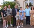 Bild: fvo
Max Kick (Dritter von links) feiert im Kreise seiner Familie seinen 70. Geburtstag