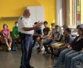 Bild: StD Hans-Jürgen Schmelzer/exb
Polizeihauptkommissar Wolfgang Trottmann warnte vor den Gefahren von Alkohol sowie weichen und harten Drogen.