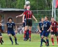 Bild: Büttner, Gerhard
Thomas Lorenz (vorne Mitte) vom SC Luhe-Wildenau und der Kulmainer Andreas Ditschek im Kopfballduell. Die Kulmainer siegten überraschend beim Sportclub.