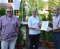 Bild: bö
Die Hohenburger Hammermühle von Thomas und Beate Schaller ist im Genussführer 2021 des Vereins Slow Food Deutschland zu finden (von links): Ralf Hartleb, Leiter der Testgruppe Oberpfalz, Beate Schaller und Ulrich von Spiessen bei der Auszeichnungsverleihung.