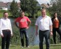 Bild: wro
Eingeladen, um am "Runden Tisch" in Premenreuth teilzunehmen, war MdL Tobias Reiß (Zweiter von links). Geleitet wurde die Runde vom Reuther Bürgermeister Werner Prucker (rechts).