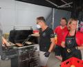 Bild: kro
Karsten Heßing, Vorsitzender Markus Brunner (von links) und das "Bratwurstteam" beim Ausbraten.