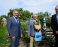 Bild: bey
Landrat Roland Grillmeier, Tirschenreuth (links) und Landrat Andreas Meier (Neustadt/WN verabschieden den langjährigen Geschäftsleiter des Zweckverbandes zur Wasserversorgung der Steinwaldgruppe, Bernhard Eigner, in den Ruhestand, der eigentlich schon am 1. März 2021 begonnen hat.
