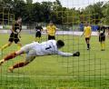 Bild: Hubert Ziegler
Unhaltbar für den Burglengenfelder Torhüter Sebastian Rötzer verwandelte FC-Torjäger Dennis Kramer (links hinten) einen Foulelfmeter zum Tor des Tages.