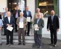 Bild: Landratsamt Neustadt a.d.Waldnaab / Marcel Weidner/exb
Landrat Andreas Meier ehrt langjährige Feldgeschworene.
