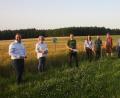 Bild: wro
Eine der ersten Stationen unweit der Hofstelle: Im Bild (von links) Bürgermeister Matthias Grundler aus Falkenberg, Eva Gibhardt, Josef Schmid, Elisabeth Waldeck, Naturland-Berater Konrad Maier, Jonas Bierlein, Günther Erhardt und der Vorsitzende der Steinwald-Allianz, Johannes Reger.