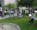 Bild: jr
Elf Kinder musizierten am Freitagnachmittag mit ihrer Sopranblockflöte beim Sommerkonzert im Garten des Kinderhauses „Die kleinen Hankerler“. Zahlreiche Zuhörer belohnte das Gehörte mit viel Beifall. Keine Frage, der musikalische Nachwuchs der Stadtkapelle ist auf dem richtigen Weg. Im Bild die Blockflötenspieler mit ihrer Leiterin Christa Hinz.