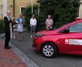 Bild: Portner
Pfarrer Herbert Rösl segnet das erste Elektroauto im Fuhrpark der Caritas-Sozialstation Oberviechtach in Anwesenheit von Vorsitzenden Hubert Ruml, Geschäftsführerin Claudia Reiter (Mitte) und Pflegedienstleiterin Christiane Böhm.