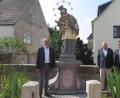 Bild: jzk
Bürgermeister Roman Schäffler (links) bedankte sich bei Stefan Prechtl – in Vertretung seines Vaters Peter Prechtl – und Max Ponnath (von rechts) für die gelungene Sanierung der Nepomuk-Statue.