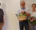 Bild: wel
Für die Verdienste um seine Heimatgemeinde hat Altbürgermeister Johann Graßl die Kommunale Verdienstmedaille erhalten. Bürgermeisterin Anita Forster (links) würdigte das Engagement bei der Gemeinderatssitzung und dankte auch Ehefrau Anita.