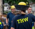 Symbolbild: Harald Tittel/dpa
Da wird angepackt: Ein THW-Helfer beim Aufräumen nach dem Hochwasser im Trierer Stadtteil Ehrang.