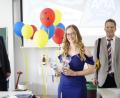 Bild: jr
Schulleiter Michael Schmidt (links) und sein Stellvertreter Peter Braune (rechts) freuen sich mit Olivia Reger, die nicht nur im Profilfach Physik das beste Ergebnis erzielte, sondern auch insgesamt das beste Fachabitur (1,47) der BOS Marktredwitz ablegte.