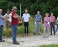 Bild: gf
In Fuchsstein erklärten (von links) Florian Haas (Untere Naturschutzbehörde), Jonas Nelhiebel (Ranger im Naturpark Hirschwald) und Richard Lehmeier (Geschäftsführer des Landschaftspflegeverbands), wie das Naherholungsgebiet umweltverträglich genutzt werden kann.