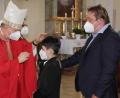 Bild: kro
Weihbischof Reinhard Pappenberger spendete 47 Jugendlichen das Sakrament der Firmung in der Kirche St. Bartholomäus in Hohenthan.