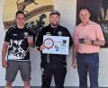 Bild: wec
Bürgermeister Erich Meidinger (rechts) übergibt 300 Luca-Anhänger an die Spielvereinigung, hier vertreten durch Matthias Sturm (Mitte) und einem Kollegen. Damit kann das aufwendige Registrieren von Zuschauern, Spielern und anderen Beteiligten vor jedem Spiel schnell und sicher abgewickelt werden.