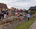 Bild: hzi
Der Kirchenchor, erhöht im Hintergrund der Kinder- und Jugendchor, geleitet von Sonja Schwemmer, spielt zum Thurndorfer Patrozinium auf.