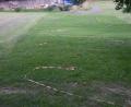 Bild: bey
Die rotweißen Trassierbänder zeigen in etwa den Verlauf des Dirtyparks an. Im unteren Teil grenzt die Bahn an den Schulsportplatz an.
