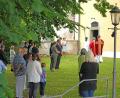 Bild: fvo
Pfarrer Norbert Götz und Diakon Janucz Szubartowicz ziehen vom Kirchhof in die Filialkirche St. Jakobus zur Festmesse. Viele Gläubige verfolgen den Gottesdienst im Kirchhof.
