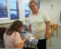 Bild: bl
Für Frieda Roith, hier mit einer Nachwuchs-Klöpplerin, ist ein Punkt erreicht, an dem sie mangels Wertschätzung keine Chance für eine weitere Zusammenarbeit des Klöppelkreises mit der Stadt Schönsee sieht.