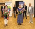 Bild: njn
Bei der Frühjahrsvollversammlung wurde die langjährige Geschäftsführerin Renate Scharf (vorne links) in den Ruhestand verabschiedet. Gabi Paetzolt (vorne rechts) verlässt das Jugendmedienzentrum T1 auf eigenen Wunsch. Mit auf dem Bild die Vertreter des Vorstandes und des Medienzentrums sowie Landrat Roland Grillmeier (rechts).
