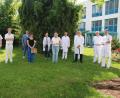 Bild: jrh
Geballte onkologische Kompetenz am Klinikum St. Marien in Amberg: (von links) Stephanie Lang, Dr. Jochen Pfirstinger, Dr. Ralf Weiser, Dr. Harald Hollnberger, Patientin Jana Edenharder, Dr. Simone Götz, Patientin Ingrid Ossig, Dr. Ludwig Fischer von Weikersthal, Dr. Marc Dauer, Dr. Thomas Papathemelis, Dr. Hans Wahn, Dr. Matthias Hipp.