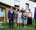 Bild: du
Bürgermeister Ernst Lenk (links) und Stellvertreter Josef Robl (rechts) sowie die Kinder Elke, Christian und Ulrike (hinten, von links) gratulieren dem Jubelpaar Ernst und Helga Stöckl (vorne, Mitte) zur diamantenen Hochzeit.