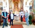 Bild: Christine Sommer/Pfarrbüro St. Emmeram/exb 
Otto und Monika Selch vom Verein "Sternenkinder", Pater Friedhelm und die beiden Oberministrantinnen Eva Wifling und Maxima Fischer (von links) bei der Spendenübergabe in der Pfarrkirche Münchenreuth..