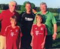 Bild: Hecht/privat
Michael Schumacher (Mitte) mit Hans Glogger (hinten links), dem Ersten Vorsitzenden des SV Alten-/Neuenschwand, und seinem Stellvertreter Fridolin Hecht (hinten rechts) sowie Hechts Enkel Daniel (vorne rechts) und Nico (vorne links).