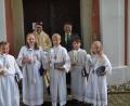 Bild: gi
Fünf Kinder gingen erstmals an den Tisch des Herrn. Aus der Hand des Pfarrers Udo Klösel empfingen sie die heilige Kommunion. Den Kommunionkindern gratulierte Lehrer Sandro Stefinger.