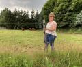 Bild: ck
Rinderzüchterin Erika Sauer aus Burgtreswitz muss ihre fünf Weideflächen mit insgesamt rund zehn Hektar mit einem höheren Zaun ausstatten. Sie züchtet seit vielen Jahren Rotes Höhenvieh, eine vom Aussterben bedrohte Rinderrasse.